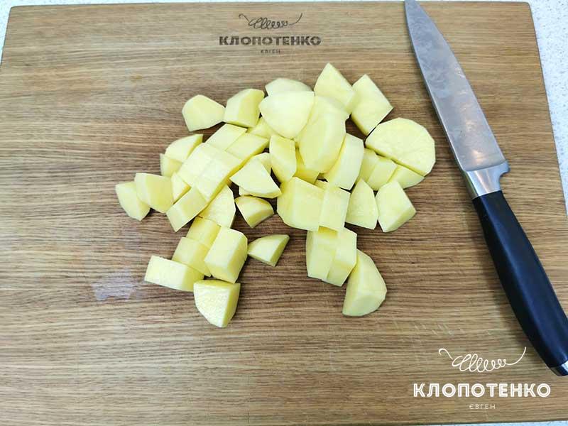 Нарежьте 3-4 картофелины