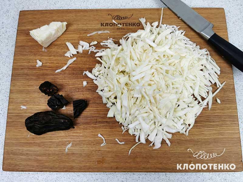 Нашинкуйте капусту