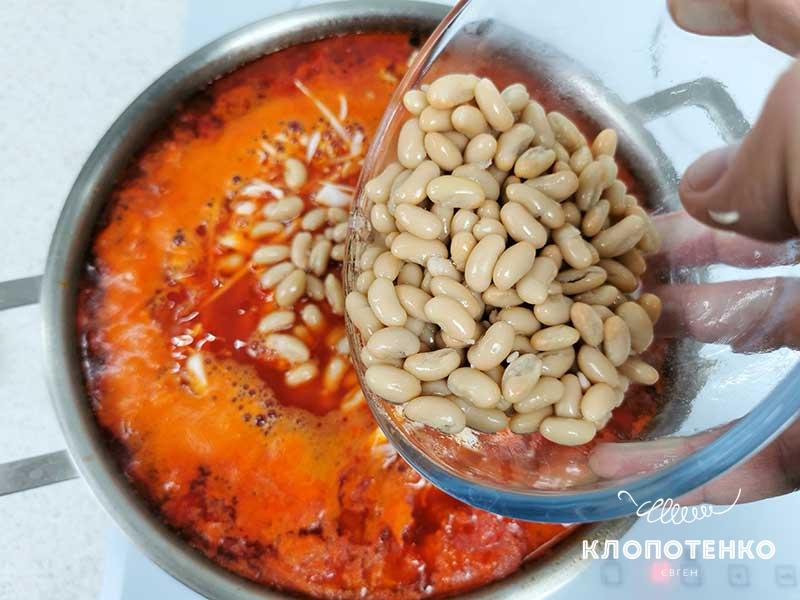 Добавьте консервированную фасоль