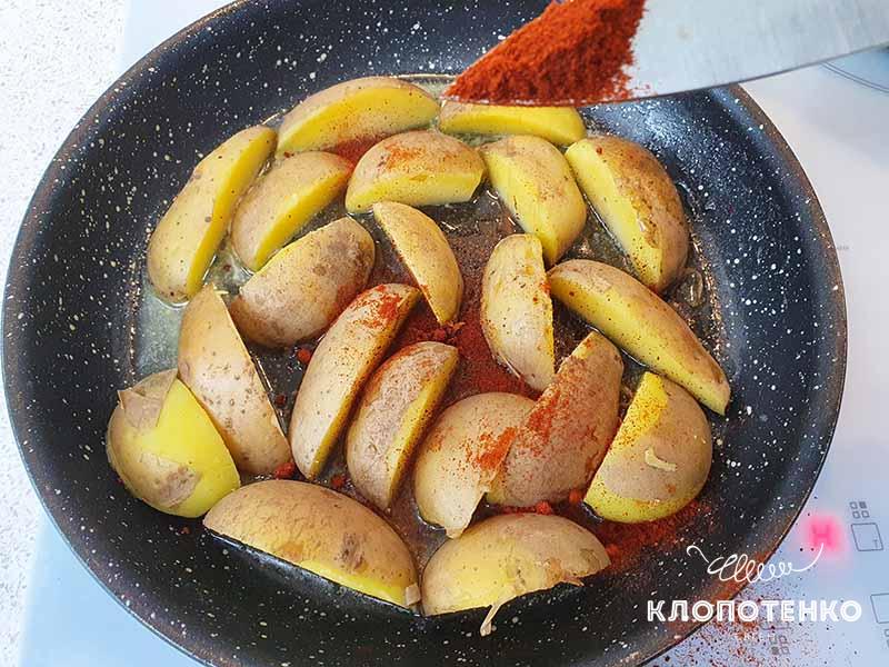 Добавьте к картофелю специи и лук