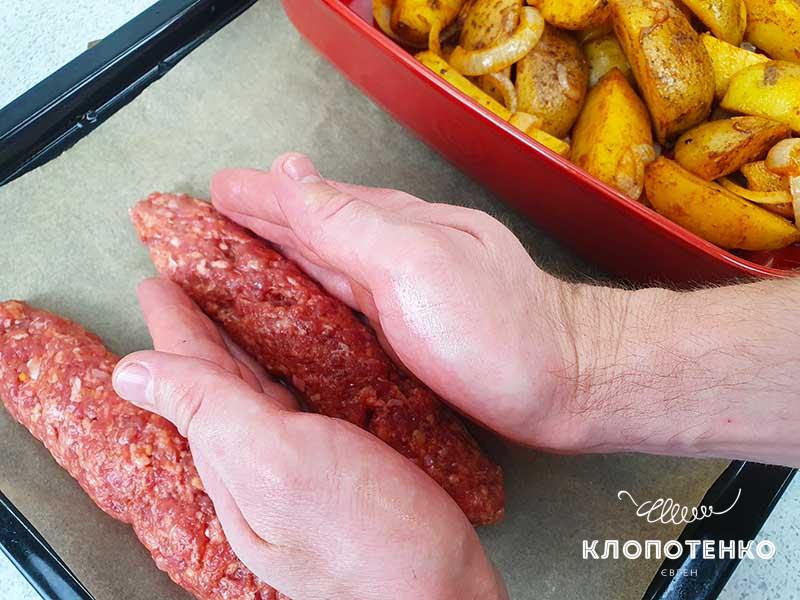 Сформируйте из фарша кебабы и запеките