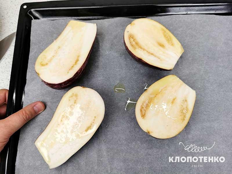 Разрежьте баклажаны