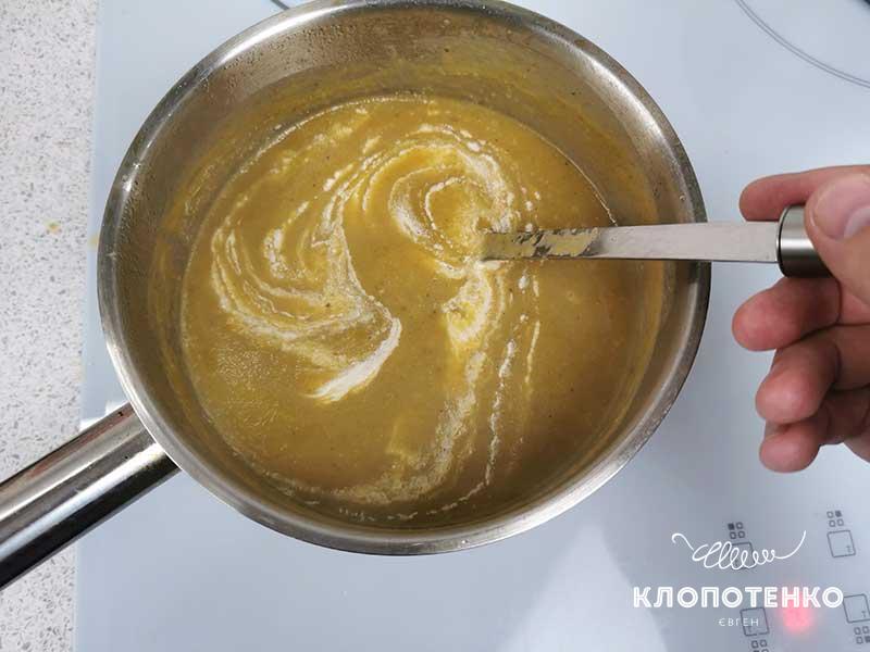 Добавьте 100 мл сливок