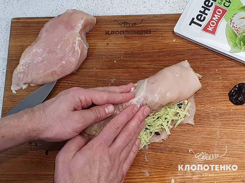 Заверните пласт с начинкой в рулет