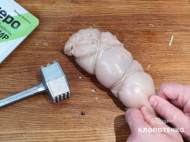 Свяжите рулет кулинарной нитью