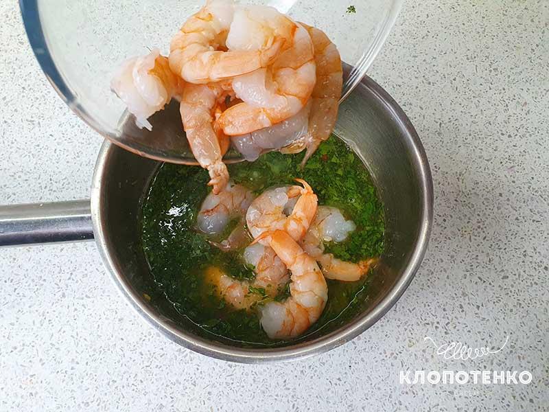 Добавьте креветки в соус