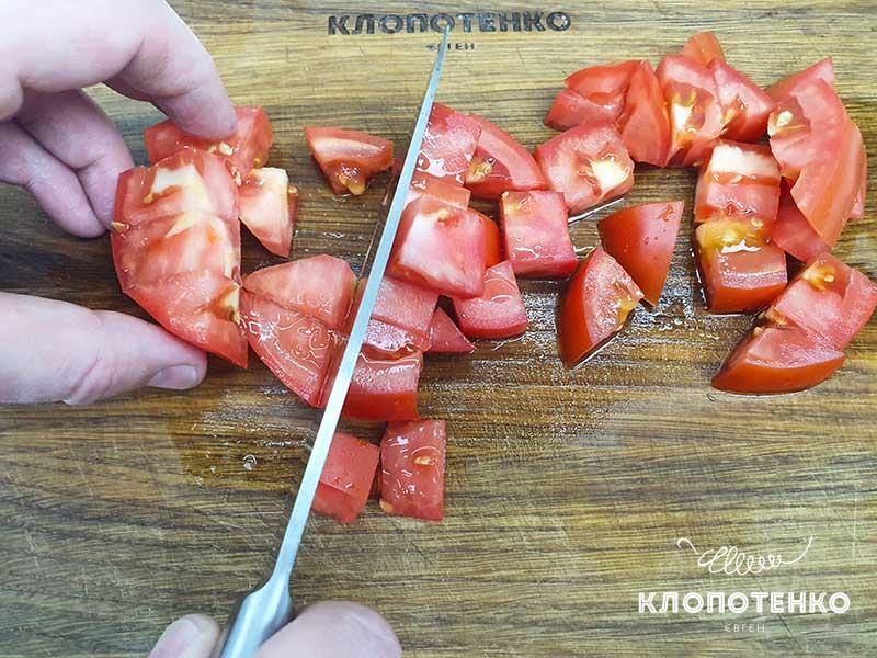 Нарежьте томаты
