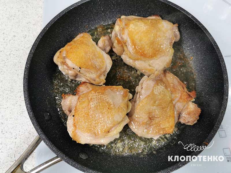 Подрумяньте замаринованные куриные бедра