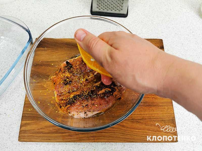 Добавьте цедру и сок лимона