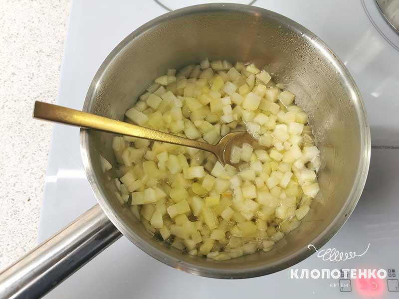 Тушите грушу со специями