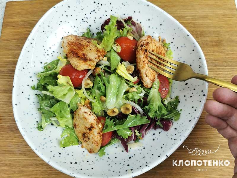 Выложите сверху куриное филе