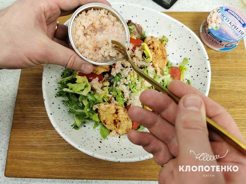 Выложите мясо криля