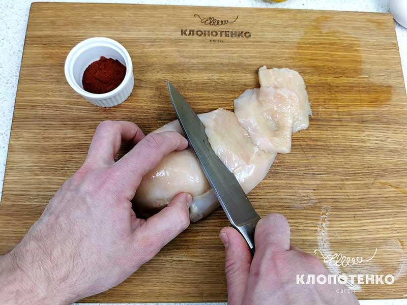 Нарежьте куриное филе