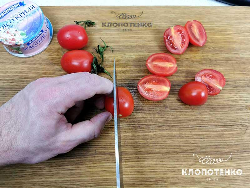 Разрежьте томаты