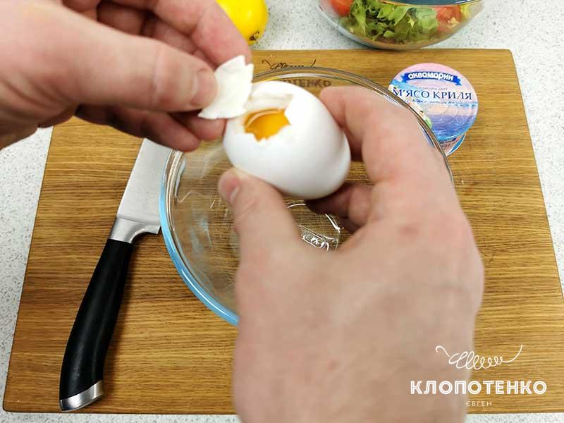 Вылейте яйцо в миску
