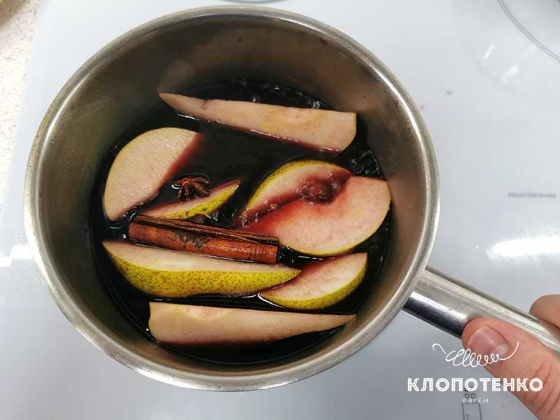 Проварите грушу в вине со специями
