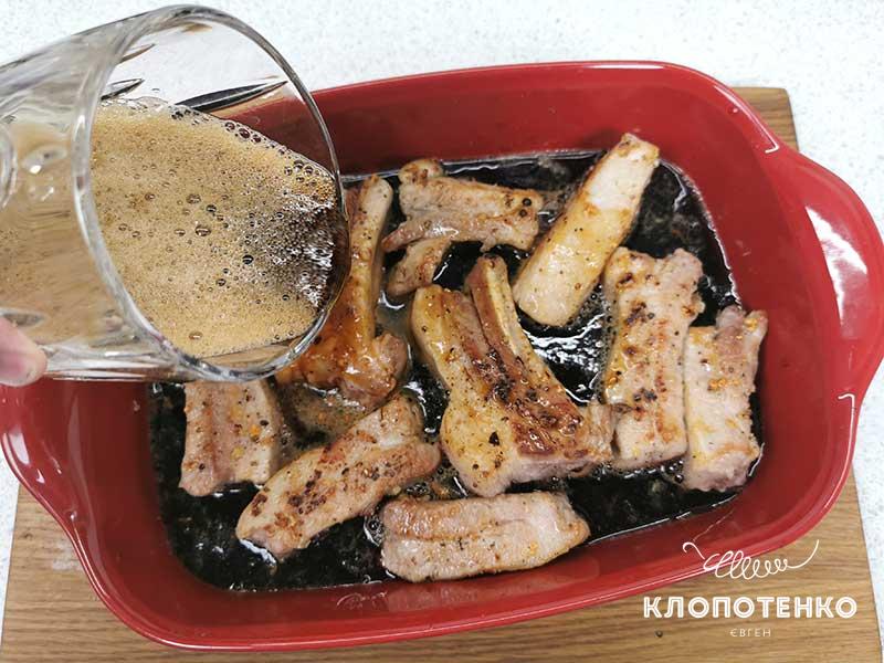 Влейте в форму с ребрами квас