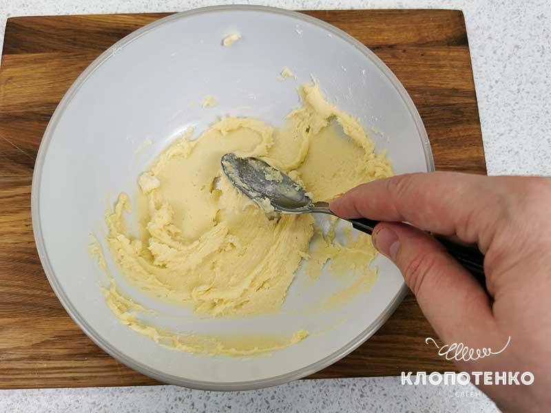 Смешайте муку с маслом