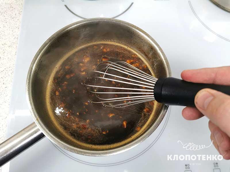 Квас слейте в сотейник и выпаривайте