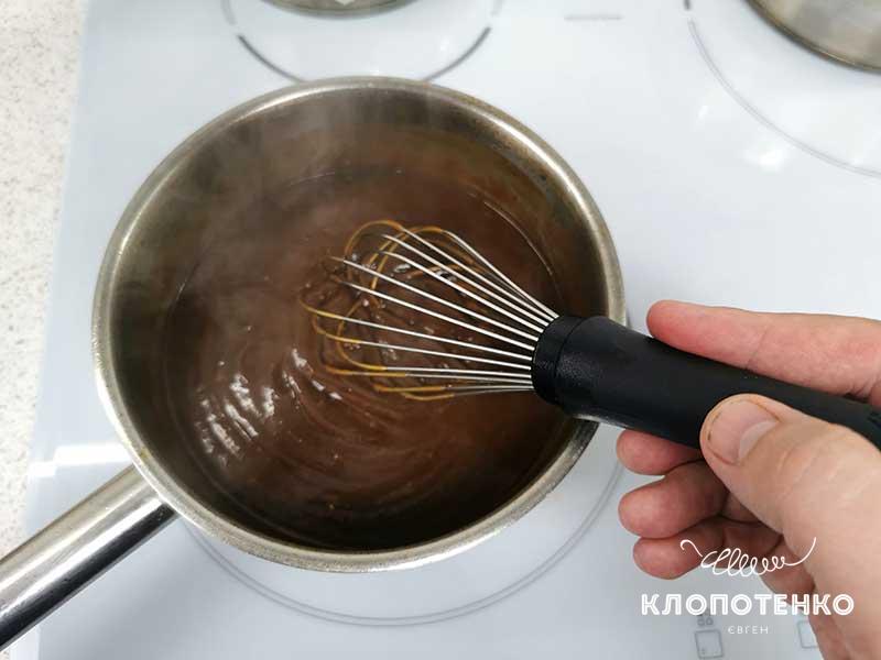 Понемногу добавляйте смесь в сотейник, перемешивая венчиком