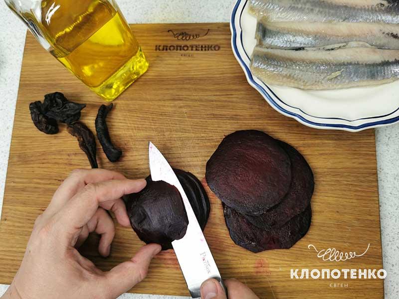 Нарежьте запеченную свеклу
