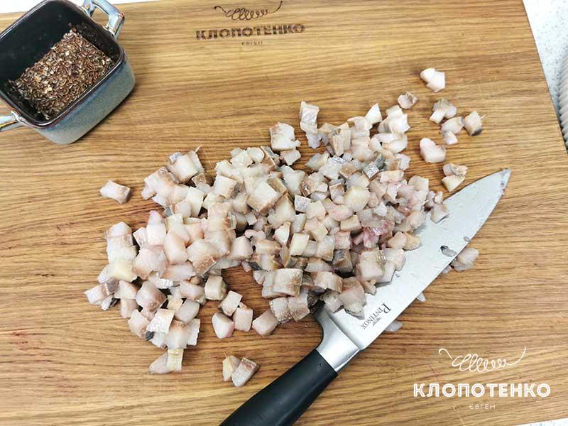 Нарежьте сельдь