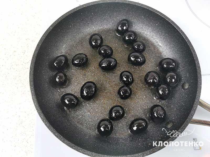 Припустите виноград на сковородке