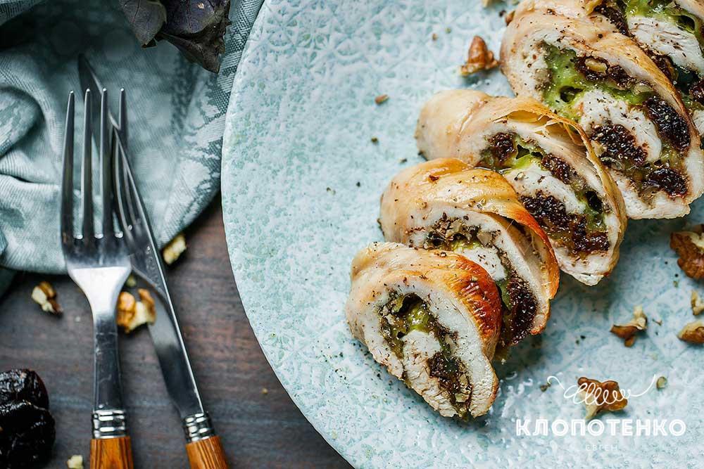 курячий рулет із сиром і чорносливом