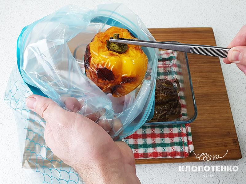 Переложите перцы горячими в пакет