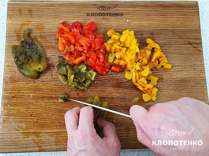 Нарежьте перцы разных цветов кубиком