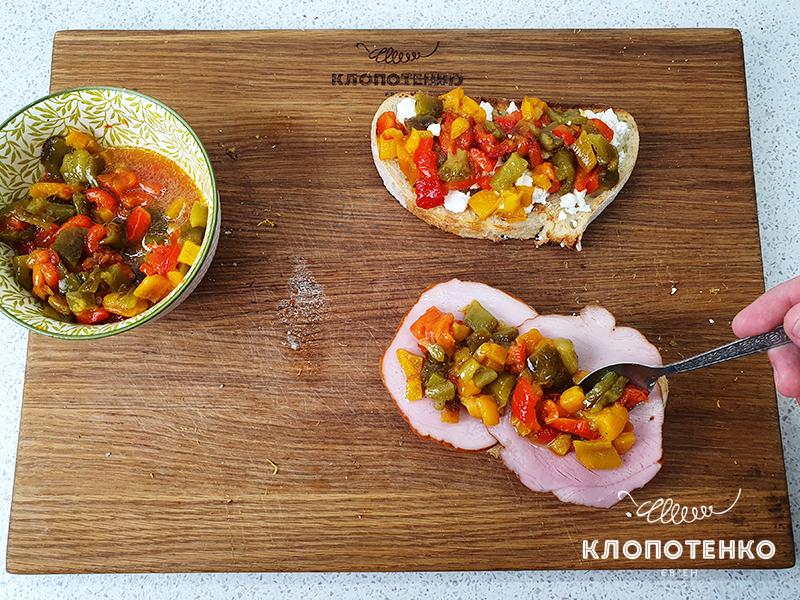 Сверху на ветчину также выложите перец