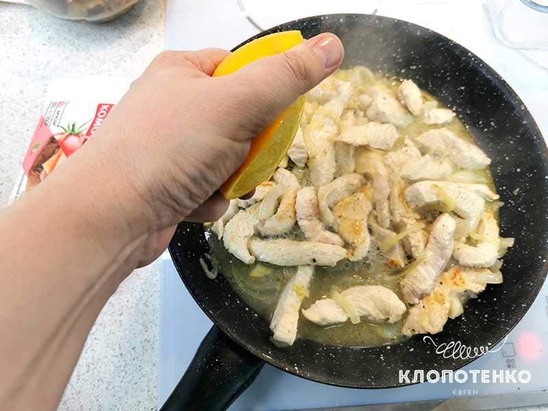 Добавьте индейку и сок апельсина