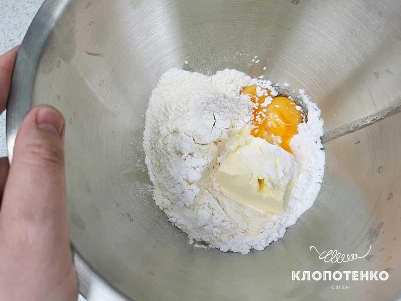Смешайте муку с яйцами