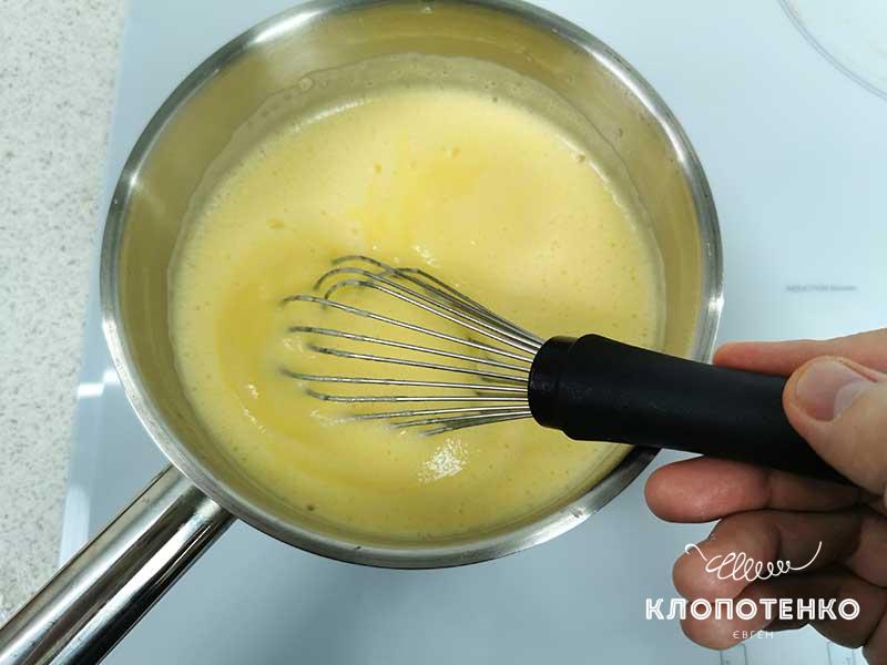 Верните смесь из миски в сотейник и варите