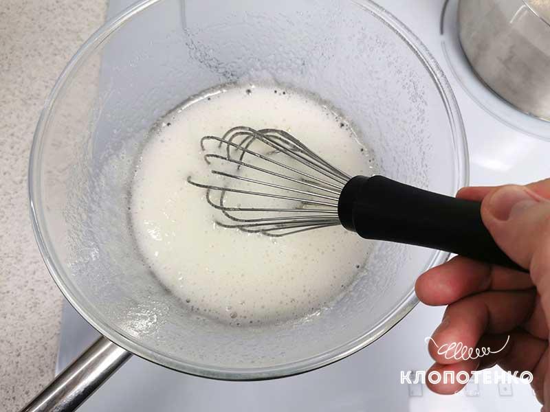Смешайте белки с сахаром