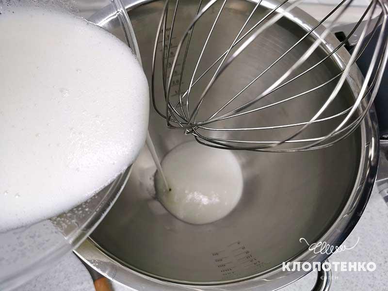 Взбейте массу миксером