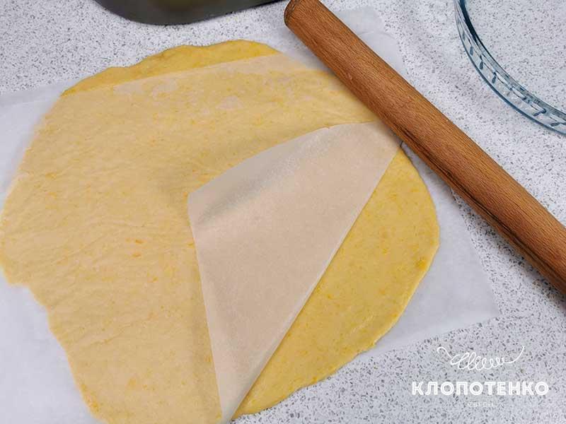 Раскатайте остывшее тесто