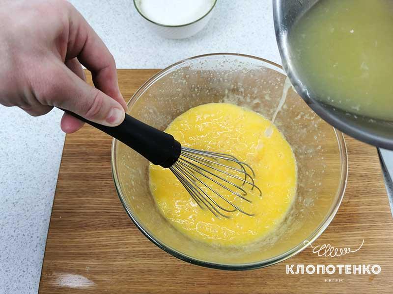 Горячий лимонный сок влейте тонкой струйкой в яично-сахарную массу
