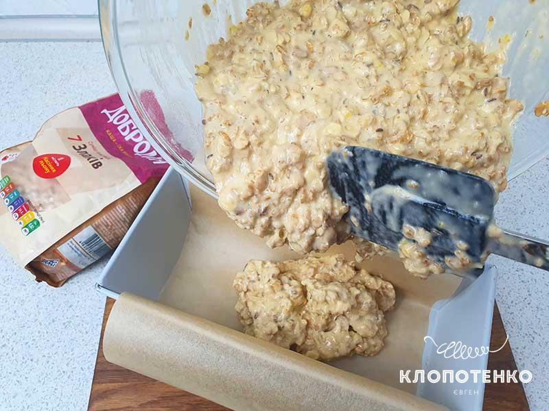 Переложите массу в форму для выпекания