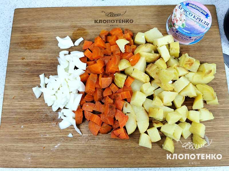 Нарежьте овощи и белки крупными кубиками
