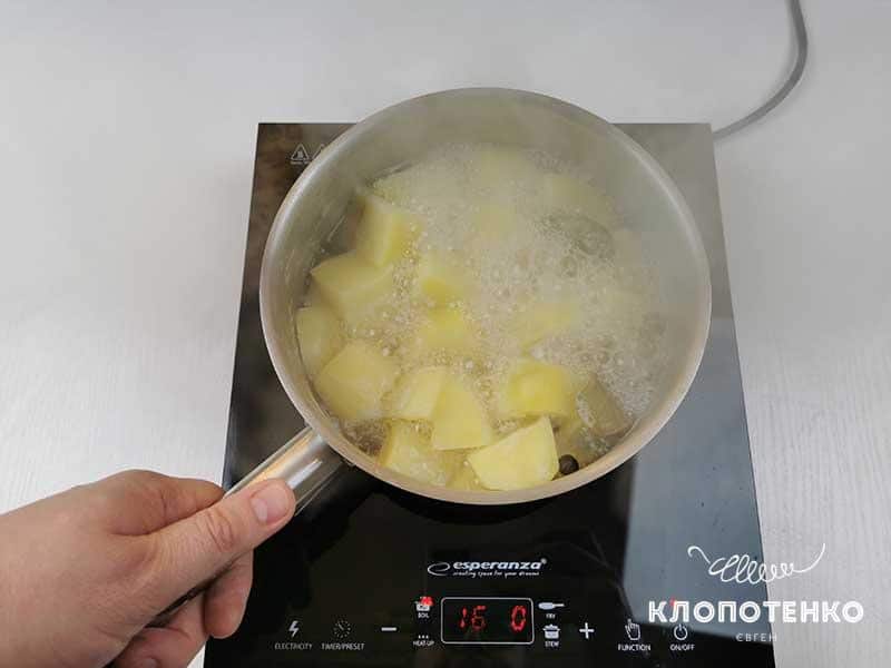 Отварите картофель и фасоль
