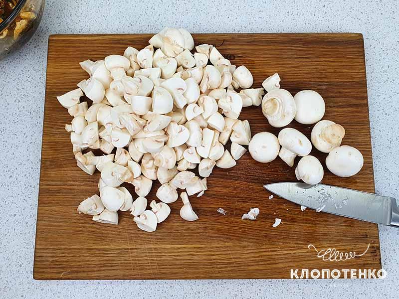 Нарежьте шампиньоны