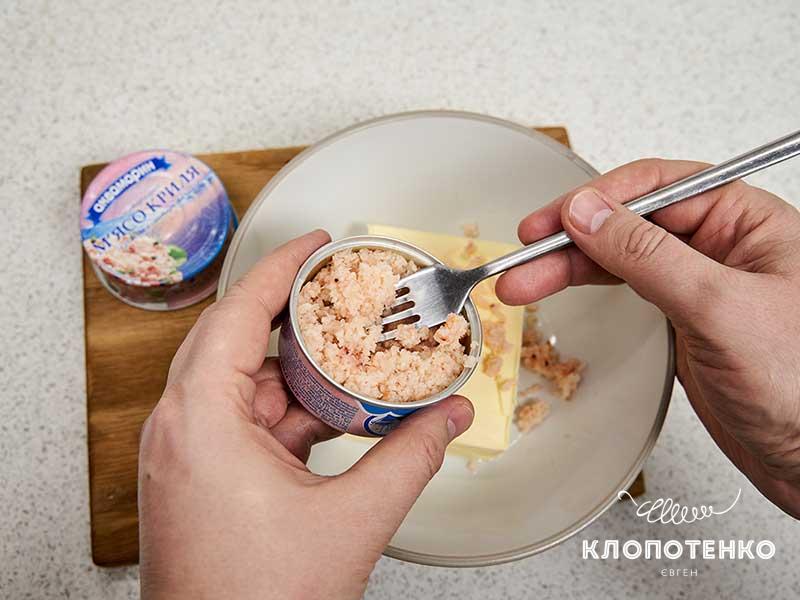 Добавьте мясо криля к маслу