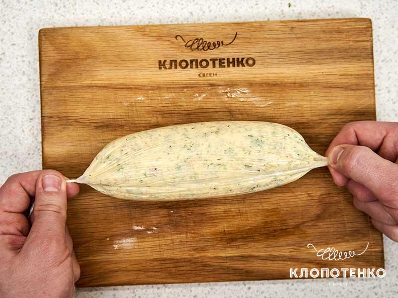 Сформируйте колбаску и охладите