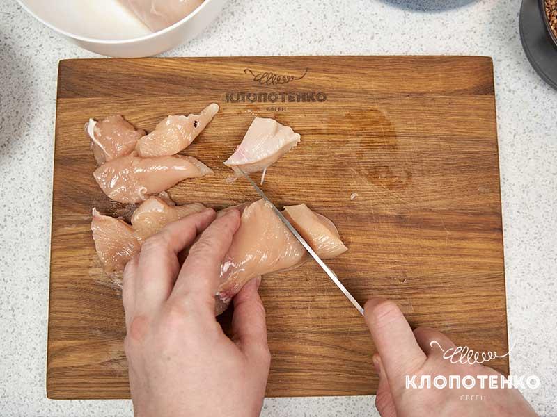 Нарежьте мясо одинаковыми кубиками