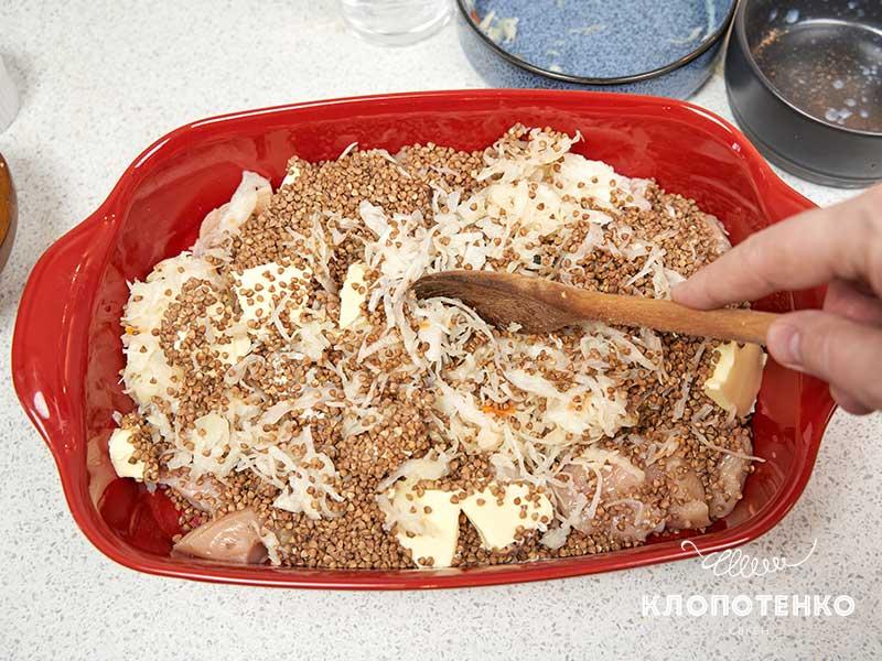 Распределите кусочки сливочного масла равномерно