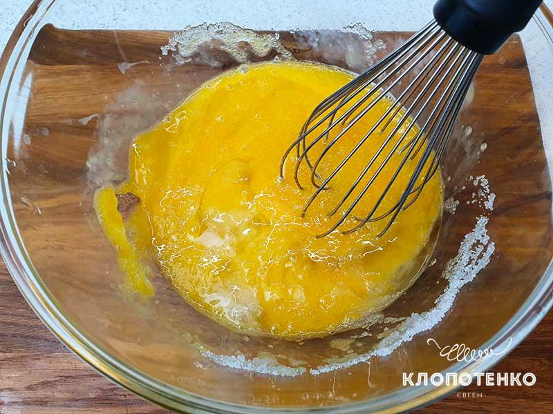 Взбейте яйца с сахаром