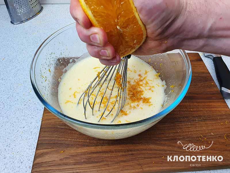 Выдавите в тесто сок половины апельсина