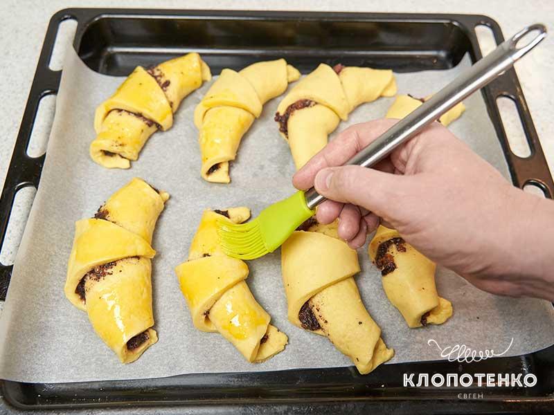 Смажьте каждый рогалик желтком