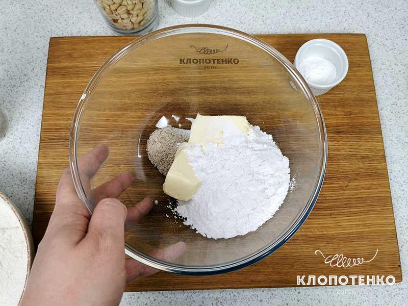Соедините муку с маслом и сахаром